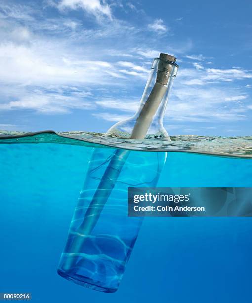 message in a bottle - message in a bottle floating in ocean stock pictures, royalty-free photos & images