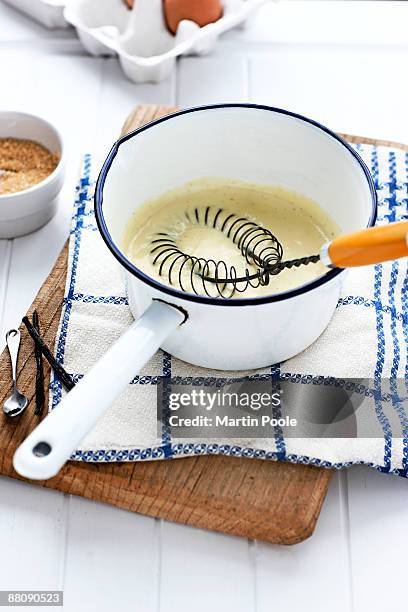 custard in pan on chopping board - vanillesoße stock-fotos und bilder