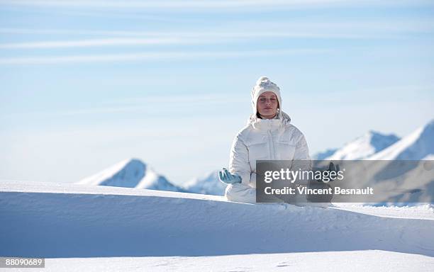 _g3r2841.jpg - yoga in the snow stock-fotos und bilder