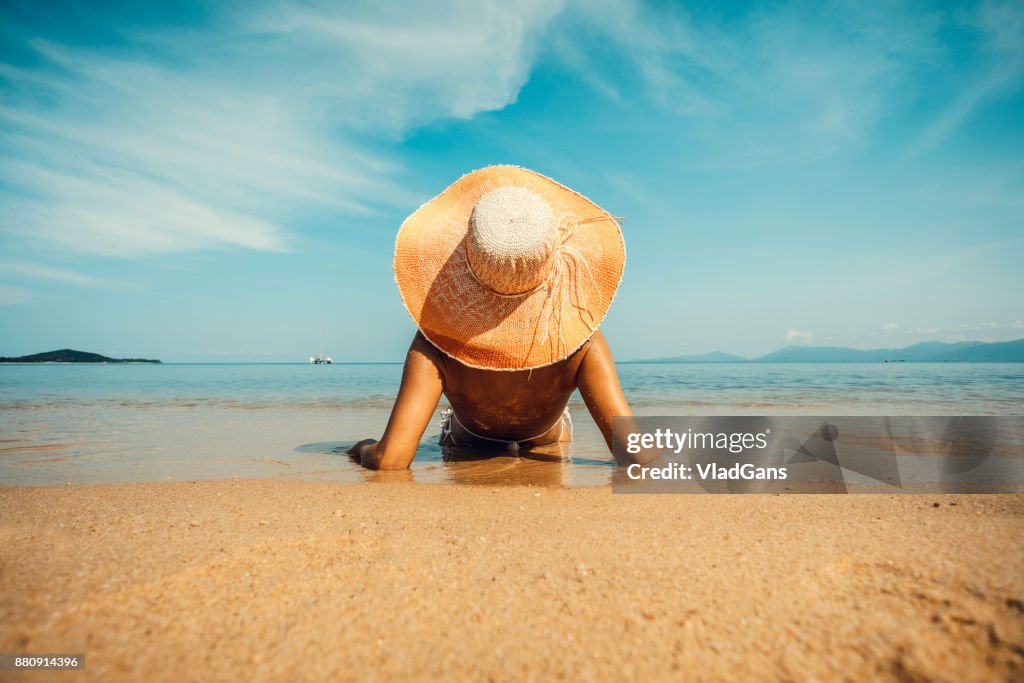 Frau am tropischen Strand