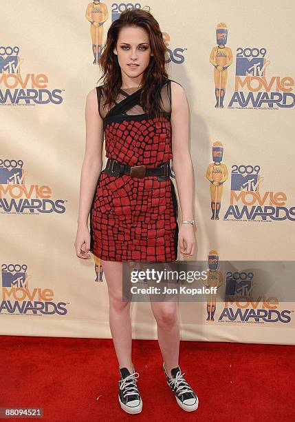 Actress Kristen Stewart arrives at the 2009 MTV Movie Awards Arrivals at the Gibson Amphitheatre on May 31, 2009 in Universal City, California.