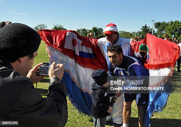 Footballer Salvador Cabañas poses for pictures with fans after a training session of the Paraguayan national team in Luque, Paraguay on June 1, 2009....