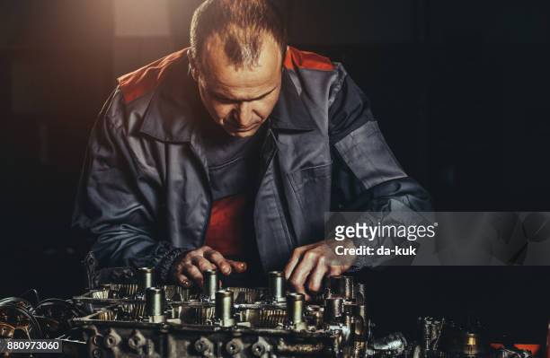 自動車修理店で v8 エンジン修理 - diesel piston ストックフォトと画像