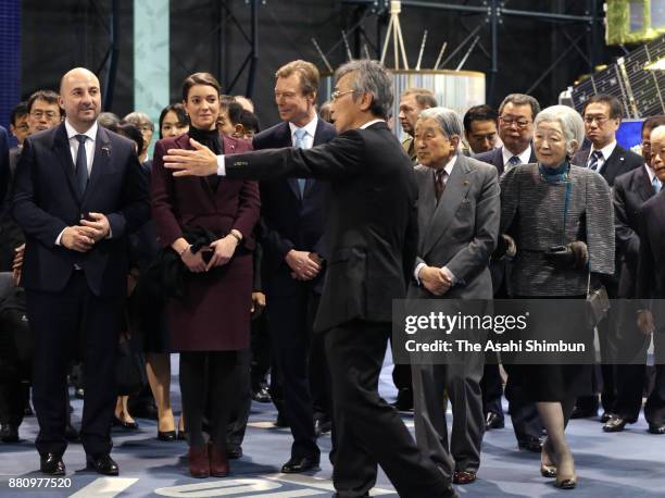 Grand Duke Henri of Luxembourg, his daughter Princess Alexandra of Luxembourg, Emperor Akihito and Empress Michiko listen to the explanation during...