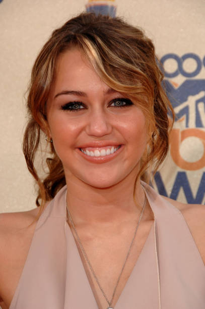 Singer Miley Cyrus arrives at the 2009 MTV Movie Awards held at the Gibson Amphitheatre on May 31, 2009 in Universal City, California.