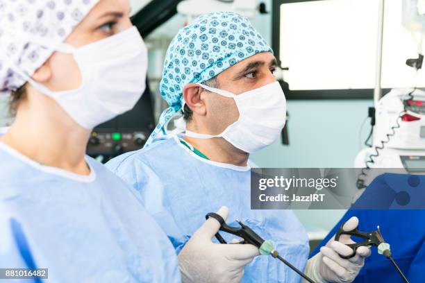 ärzte performing chirurgie in betrieb theater - laparoskopische-chirurgie stock-fotos und bilder