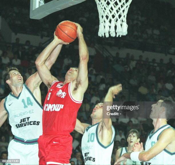 L'Israélien Daniel tente un tir au panier, malgré le contre du Palois Scholten , devant Thierry Gadoux , Didier Gadoux et de Laurent Foirest, le 08...