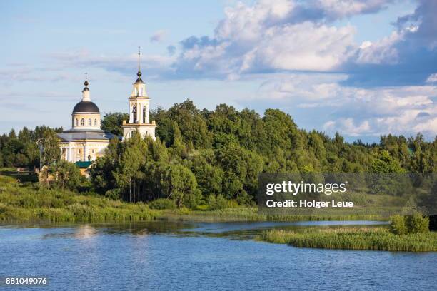 churches and shoreline seen from river cruise ship excellence katharina of reisebüro mittelthurgau (formerly ms general lavrinenkov), volga river, russia - volga stock-fotos und bilder