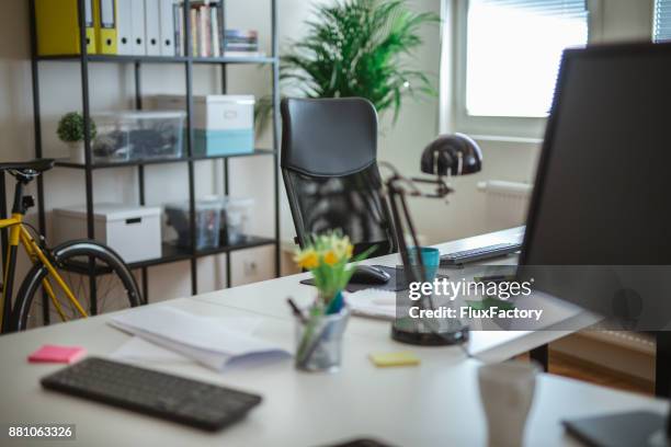 arbeitsstätten  - bürostuhl stock-fotos und bilder