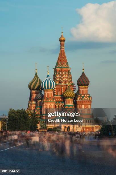 people in red square and illuminated st. basil's cathedral at sunset, moscow, russia - catedral de san basilio fotografías e imágenes de stock