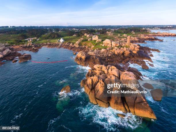 ploumanach, côte de granite rose vue du ciel - ploumanach stockfoto's en -beelden