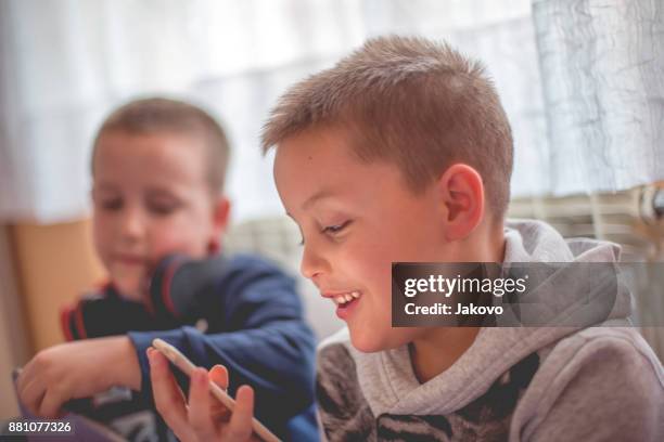 siblings - -bonding - aparelho eletrónico de escuta imagens e fotografias de stock
