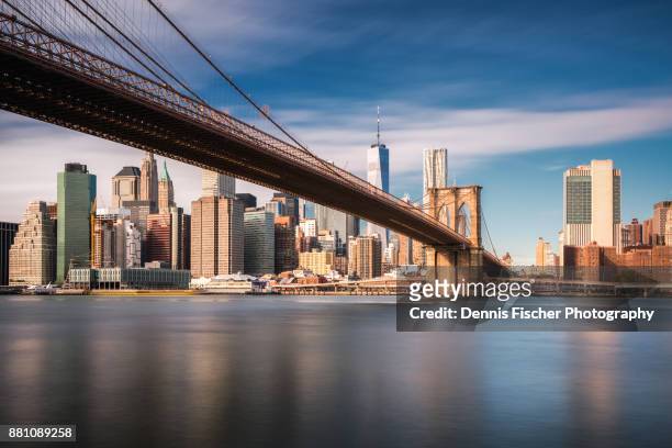 brooklyn bridge and new york city - manhattan autumn stock-fotos und bilder