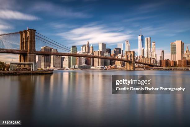 brooklyn bridge view with manhattan skyline - brooklyn bridge park foto e immagini stock