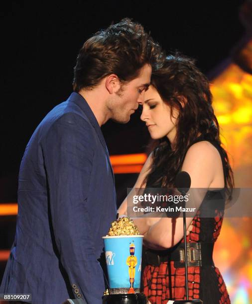 Actors Robert Pattinson and Kristen Stewart onstage during the 2009 MTV Movie Awards held at the Gibson Amphitheatre on May 31, 2009 in Universal...