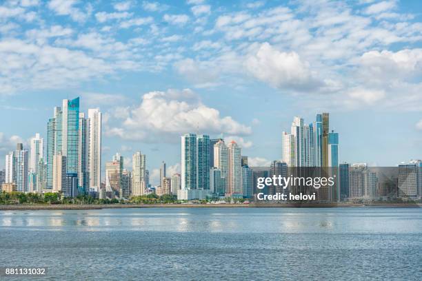 skyline van panama - panama stockfoto's en -beelden