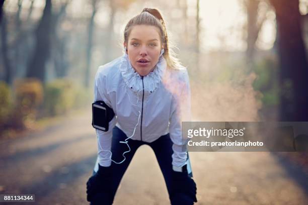 runner meisje is uitgeput in de mistige ochtend rusten - steam train stockfoto's en -beelden