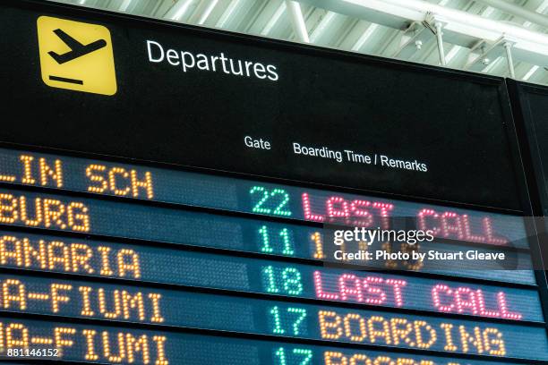 airport departures board - arrivals stockfoto's en -beelden