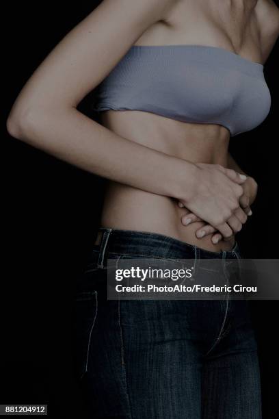 woman experiencing adbominal pain - apendicitis fotografías e imágenes de stock
