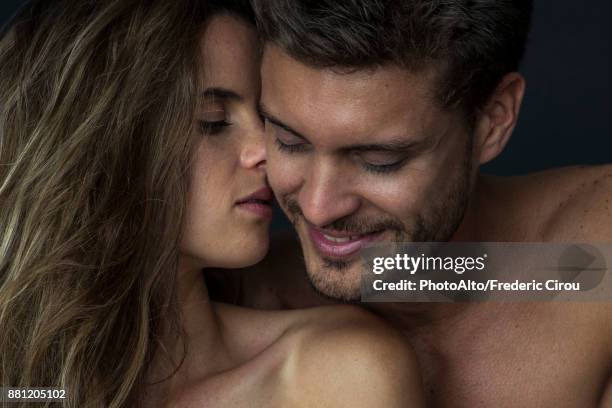 affectionate couple - met de neus aanraken stockfoto's en -beelden