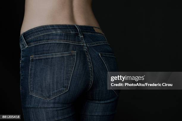 close-up of womans rear end in jeans - bolso traseiro imagens e fotografias de stock