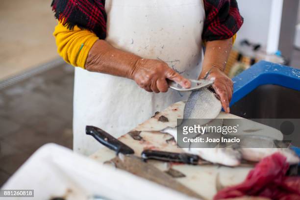 gutting a fish, fish market, portugal - fish market stock pictures, royalty-free photos & images