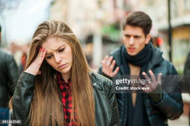 ngry mann seine freundin anzuschreien - boyfriend crying stock-fotos und bilder