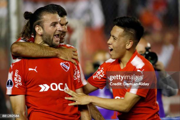 Emmanuel Gigliotti of Independiente celebrates with teammates Gaston Silva and Ezequiel Barco after scoring the second goal of his team during a...