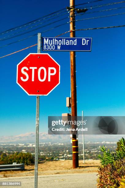 mulholland drive street sign - mulholland drive stockfoto's en -beelden