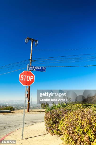 mulholland drive street sign in los angeles california - mulholland drive stockfoto's en -beelden