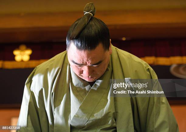 Mongolian yokozuna Harumafuji bows during a press conference on his retirement on November 29, 2017 in Dazaifu, Fukuoka, Japan. Harumafuji submitted...