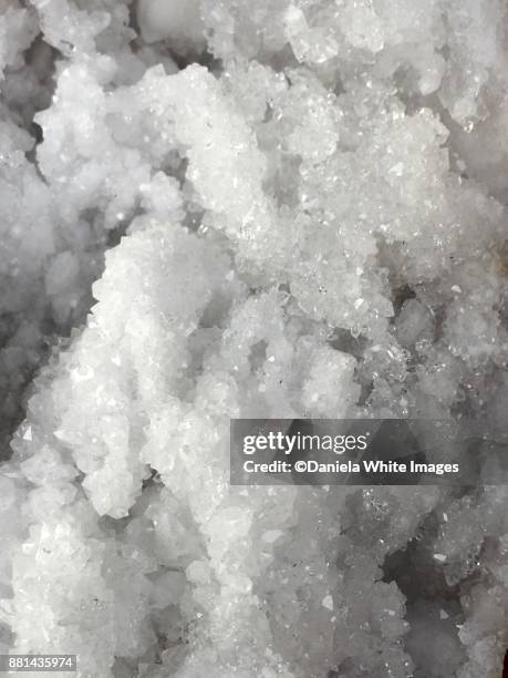 white crystals - silicaat stockfoto's en -beelden