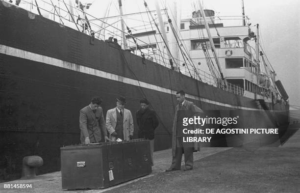The Italian boxer Enrico Bertola's coffin unloaded from the Luisa Costa ship, November 6 Genoa port, Italy, 20th century.