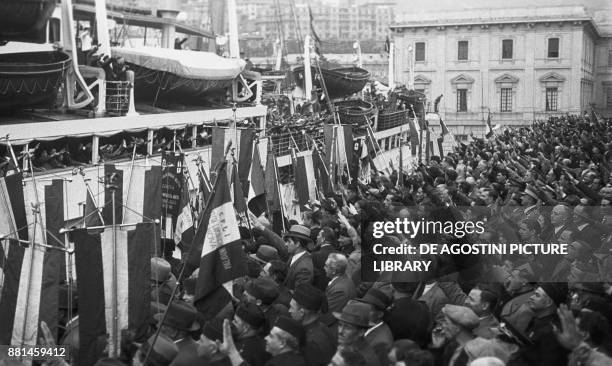 Crowd saluting the arrival of the Kraft durch Freude organisation on November 9 Genoa port, Italy, 20th century.