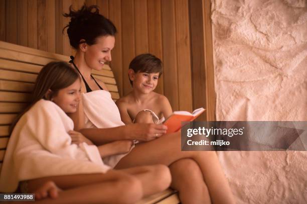 mère avec ses enfants dans le centre de bien-être - spa treatment photos et images de collection