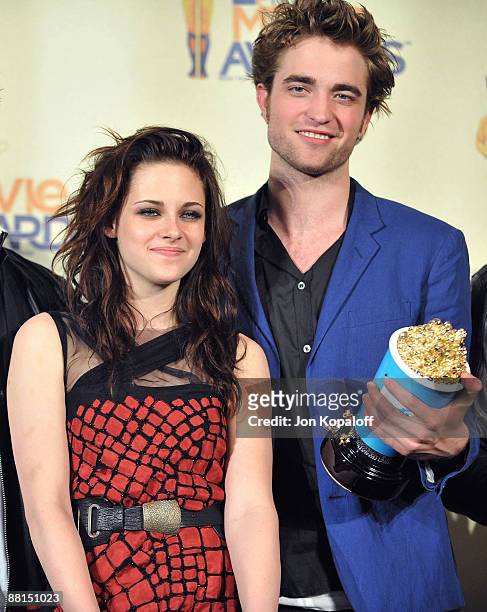 Actress Kristen Stewart and actor Robert Pattinson pose at the 2009 MTV Movie Awards Press Room at Gibson Amphitheatre on May 31, 2009 in Universal...