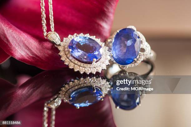 sapphire diamond ring、neckless and flower - saffier stockfoto's en -beelden