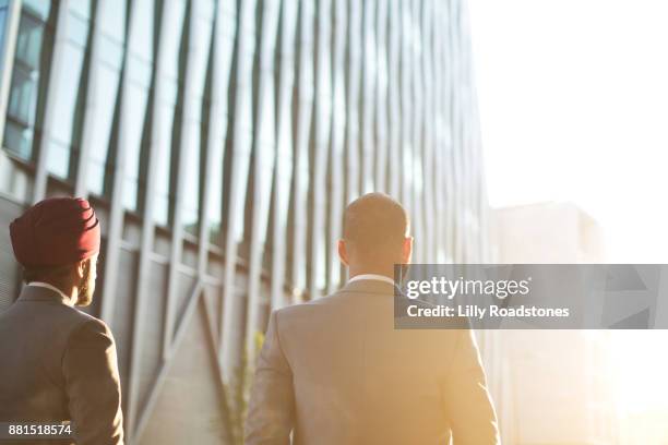 two businessmen look towards the sun - look back 個照片及圖片檔