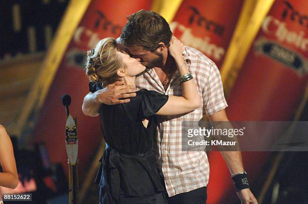 Rachel McAdams, winner of Choice Movie Chemistry, Liplock and Love Scene, kisses presenter Ryan Reynolds