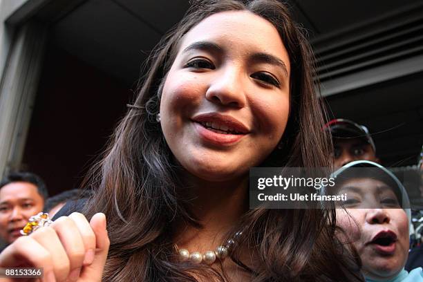 Indonesian model Manohara Odelia Pinot , the now-estranged wife of Tengku Temenggong Mohammad Fakhry, the Prince of Malaysia's Kelantan state, meets...