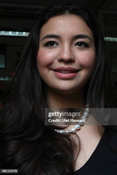 Indonesian model Manohara Odelia Pinot , the now-estranged wife of Tengku Temenggong Mohammad Fakhry, the Prince of Malaysia's Kelantan state, meets...