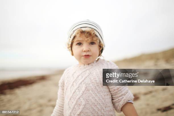 a 2 years old little girl on the beach - 2 3 years one girl only ストックフォトと画像