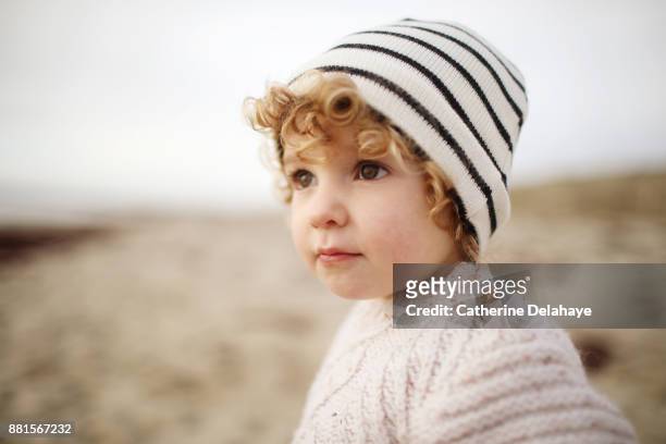 a 2 years old little girl on the beach - 2 3 years stock-fotos und bilder