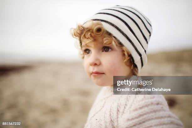 a 2 years old little girl on the beach - 2 3 years foto e immagini stock