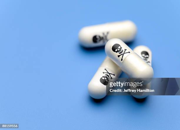 poison pills with skull and crossbones - toxin stockfoto's en -beelden