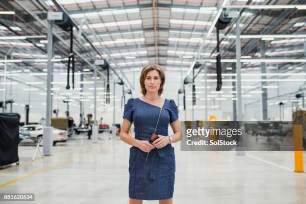 porträt des weiblich-ceo - female factory stock-fotos und bilder