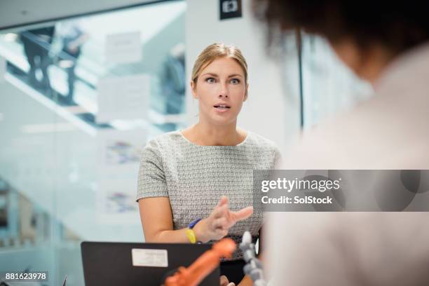 vrouwelijke technicus in de controle van een vergadering - assertiviteit stockfoto's en -beelden