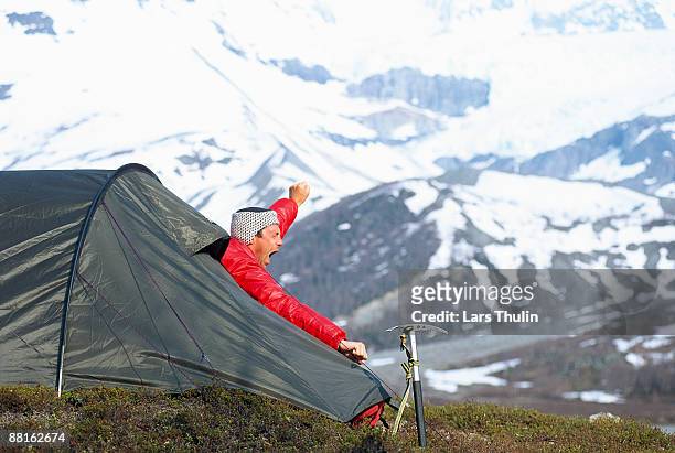a yawning man in a tent norway. - funny wake up - fotografias e filmes do acervo