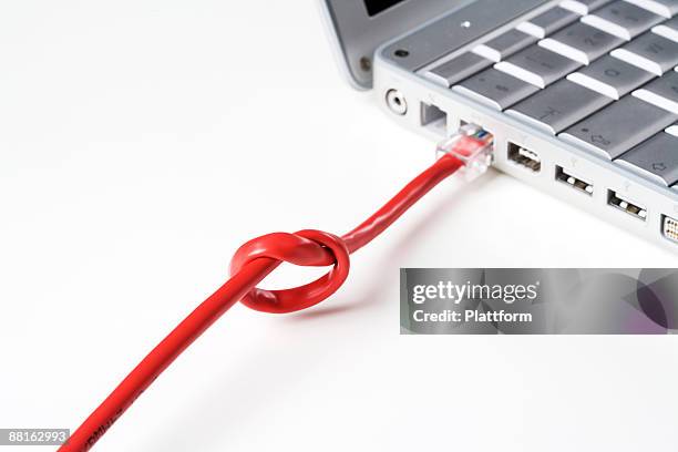 a knot on a flex to a portable computer close-up. - 緩慢的 個照片及圖片檔