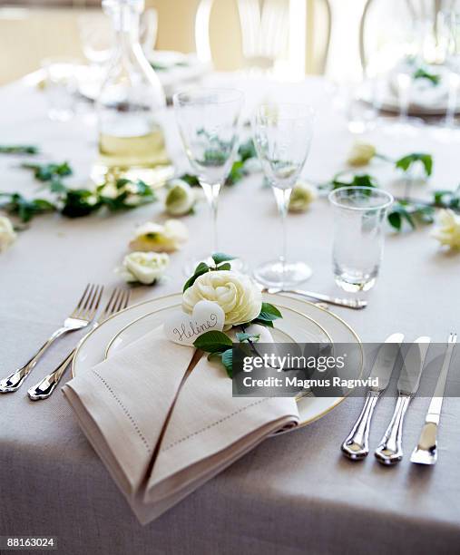 a table set for dinner. - table setting design scandinavian stockfoto's en -beelden